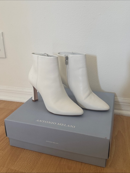 ANTONIO MELANI Shoes - Antonio Melani White Leather Pointed-Toe Ankle Boots